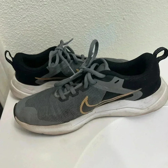 Nike kids running shoes - Picture 3 of 5